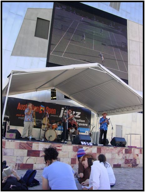 person: action: playing music : s-dsc015587.jpg